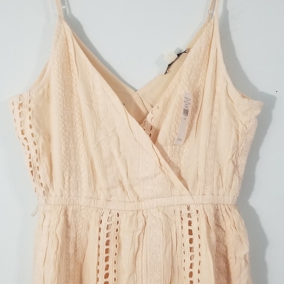 American Eagle NWT Romper. V-Neck w/ Hook for Extra Coverage. Lined. Size XS. - Picture 5 of 9